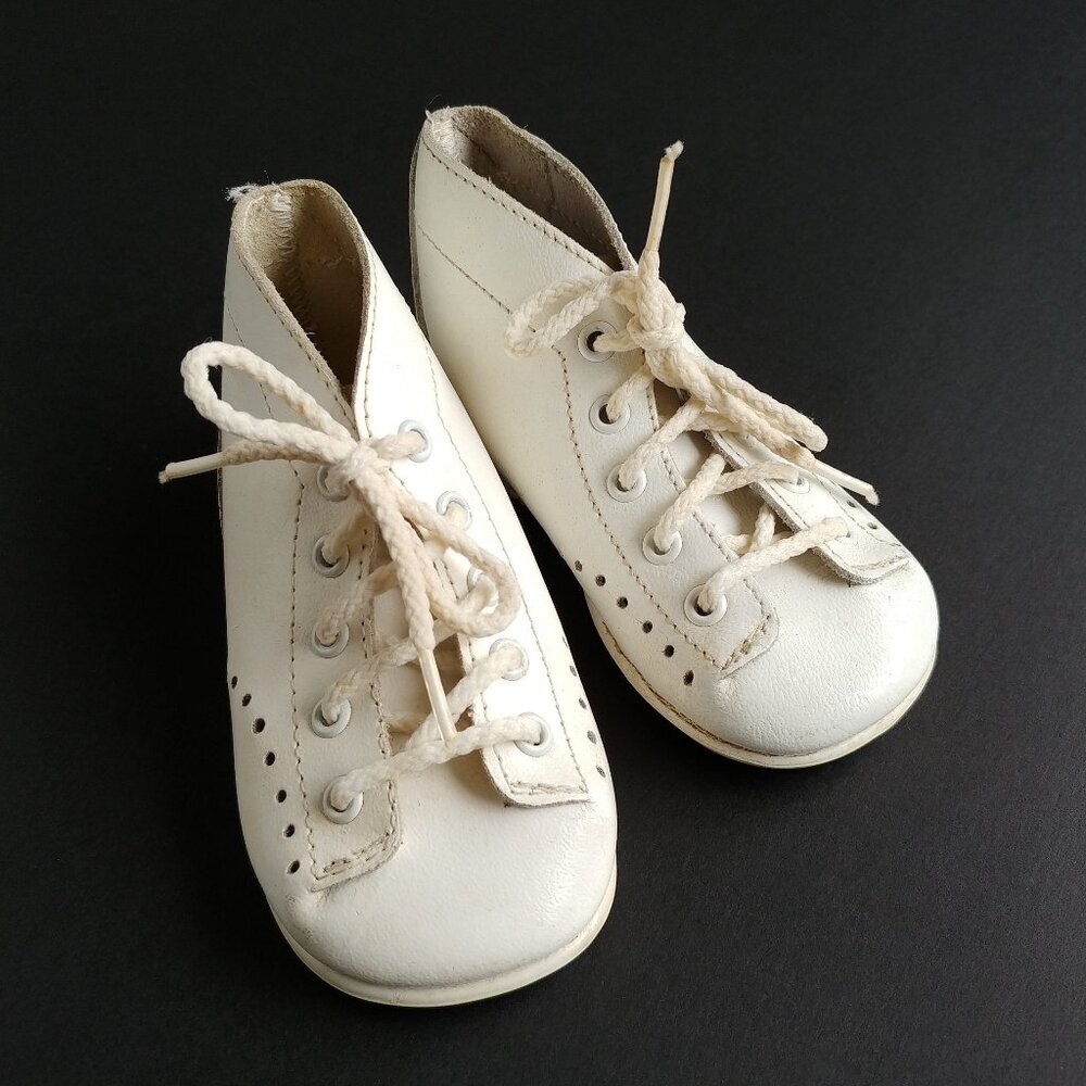 Vintage baby shoes size 3 by La Parisette, 1950s White leather child or doll - Picture 1 of 10